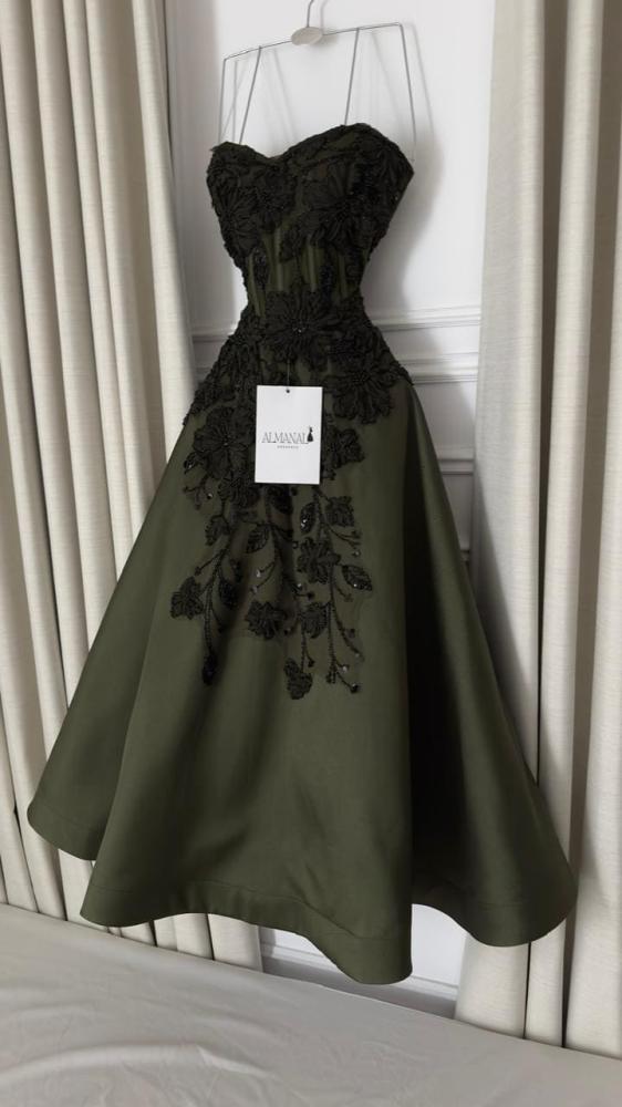 فستان سهرة زيتي ميدي مطرز بكلفة أنيقة