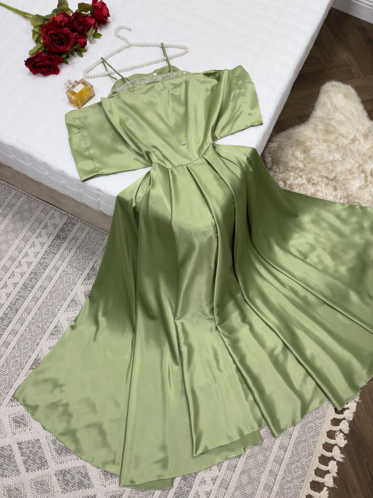 فستان سهرة اخضر فاتح مطرز بالكامل بتفاصيل فضية مع اكمام تفته