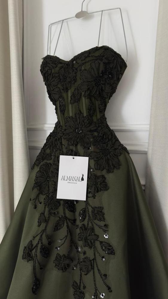 فستان سهرة زيتي ميدي مطرز بكلفة أنيقة