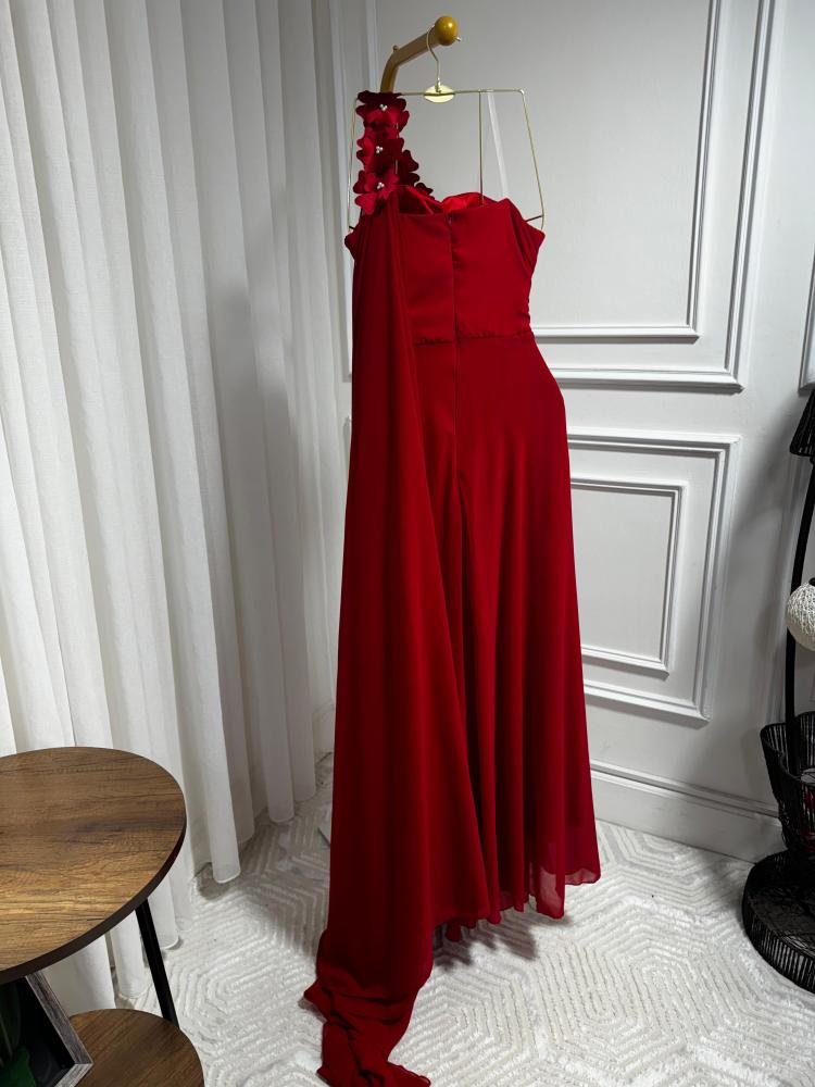 فستان احمر ناعم