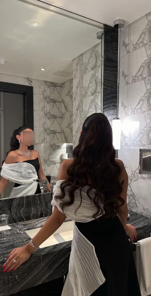 فستان أسود كريب بكشاكش بيضاء