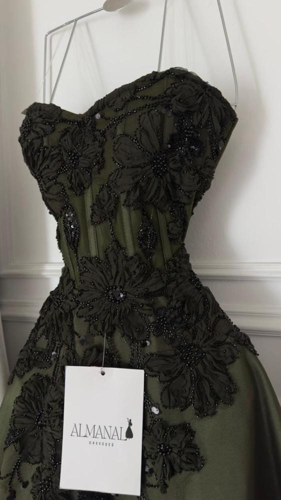 فستان سهرة زيتي ميدي مطرز بكلفة أنيقة