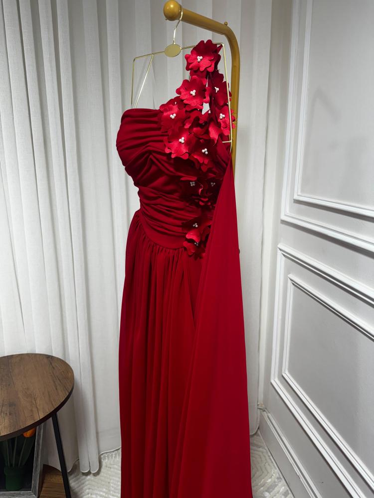 فستان احمر ناعم