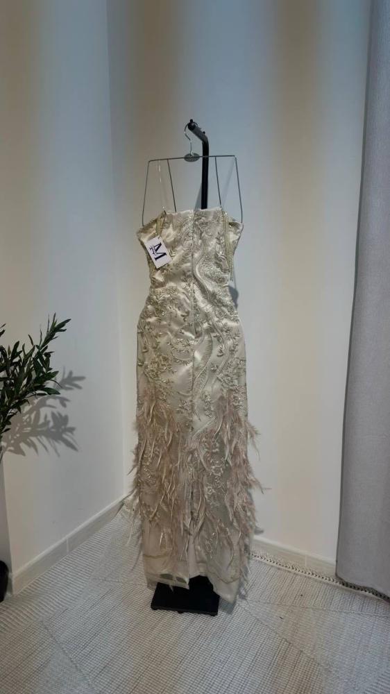 فستان سهرة بيج مطرز بالكامل مع تفاصيل ريش أنيقة