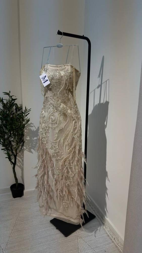 فستان سهرة بيج مطرز بالكامل مع تفاصيل ريش أنيقة