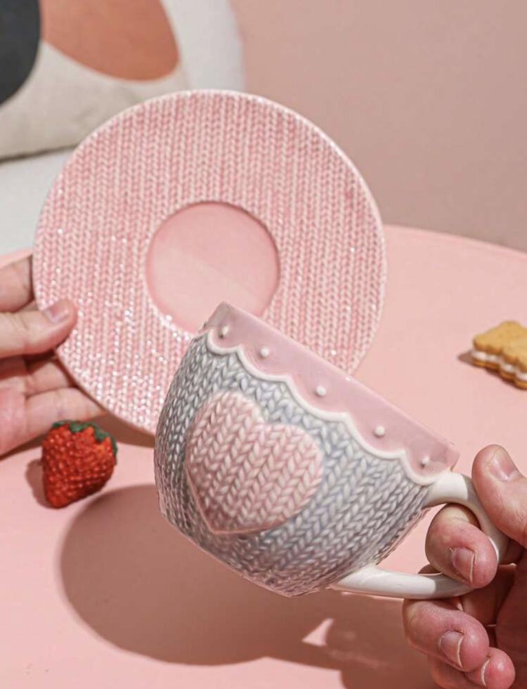 كوب وردي بتصميم يشبه غرز الكروشيه ☕️ – لكل عاشقات الدفء والجمال