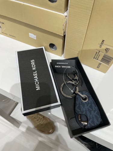 Michael kors keychain ميداليه رجالي بلون ازرق غامق...