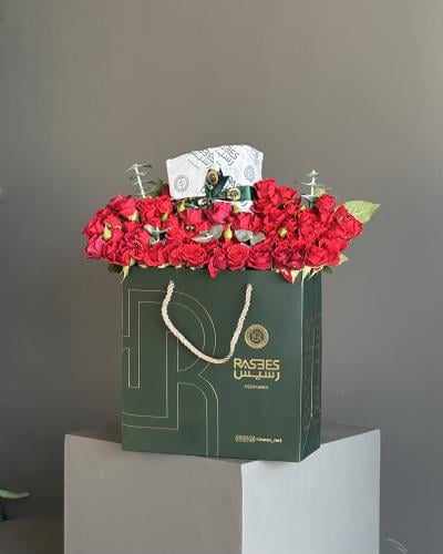 عطر رجالي من رسيس بتنسيق ورد