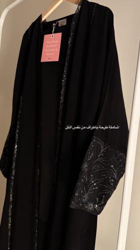 عباية 74 , كريب ملكي وتل تطريز لامع اسود