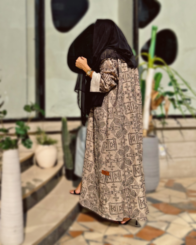عباية كلاسيكية عملية مع طرحة