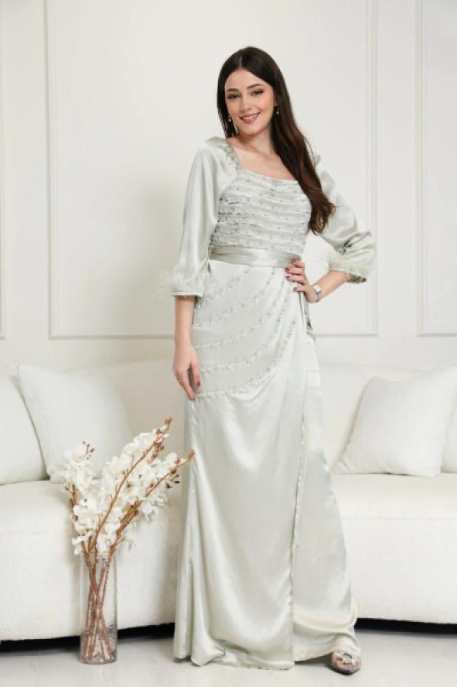 فستان تل ناعم بربطة عنق وأكمام شفافة