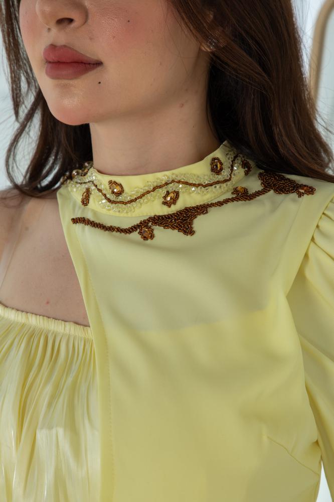 فستان طويل أصفر بفتحة خناقية وأكمام جرس – أناقة راقية للمناسبات