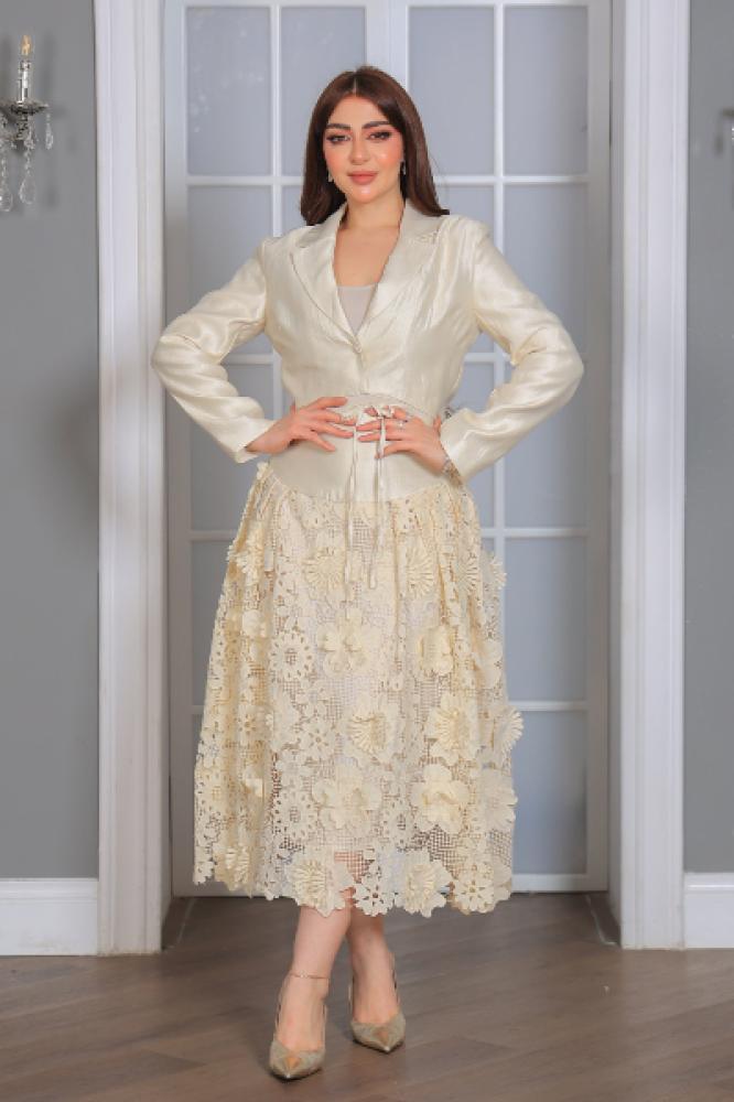 طقم تنورة وبلوزة راقٍ وأنيق يجمع بين الفخامة والأنوثة