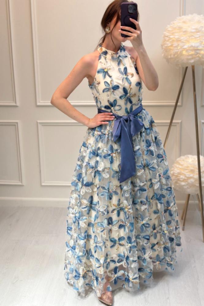 فستان طويل بتطريز ناعم وحزام أنيق