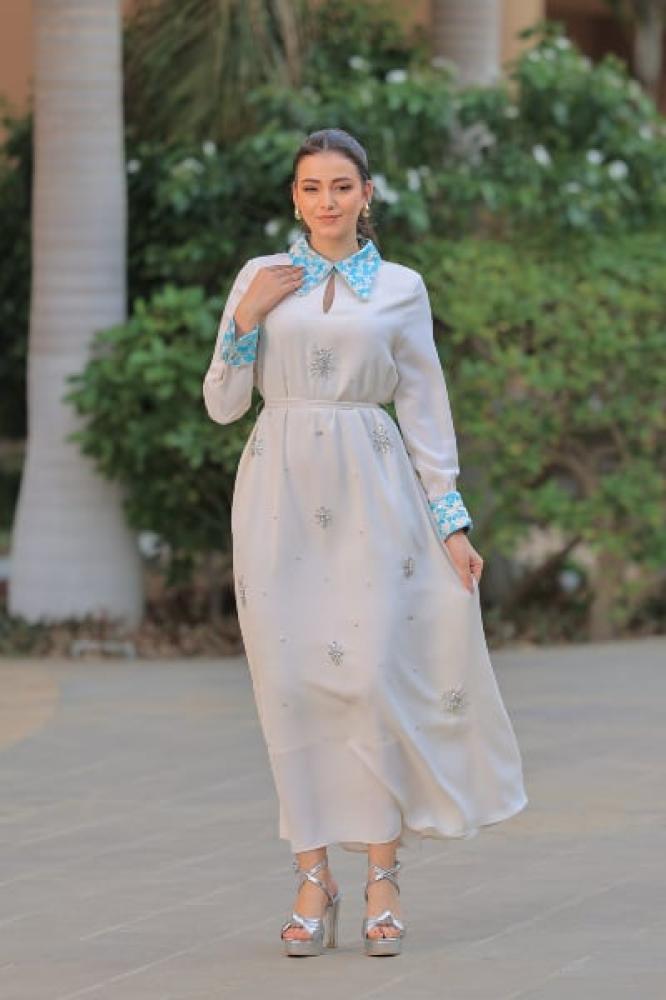 جلابية بياقة مزخرفة وفتحة صدر ناعمة