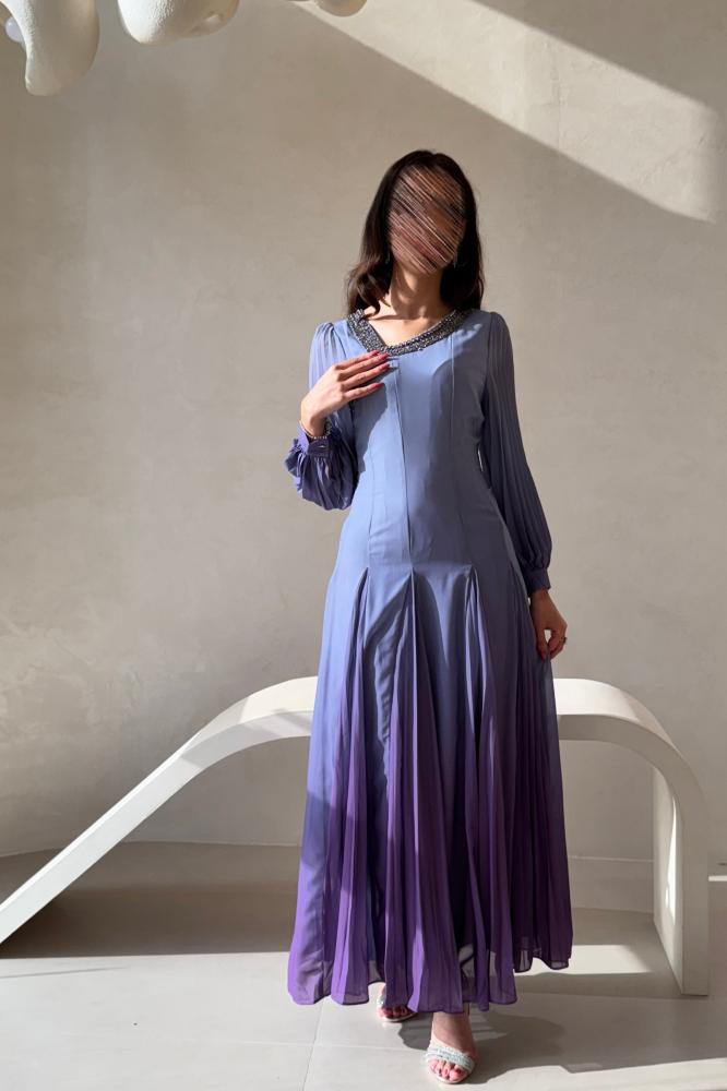 فستان بنفسجي متدرّج بأكمام منسدلة وتفاصيل كسرات ناعمة
