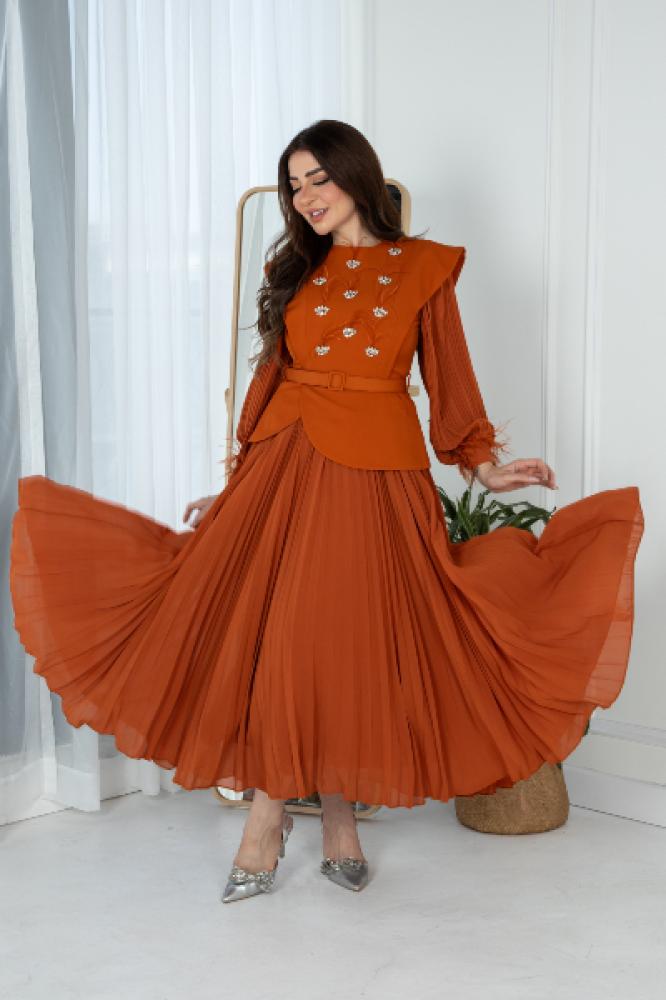 فستان طويل ساتر بكريستالات وحزام جلد للمناسبات