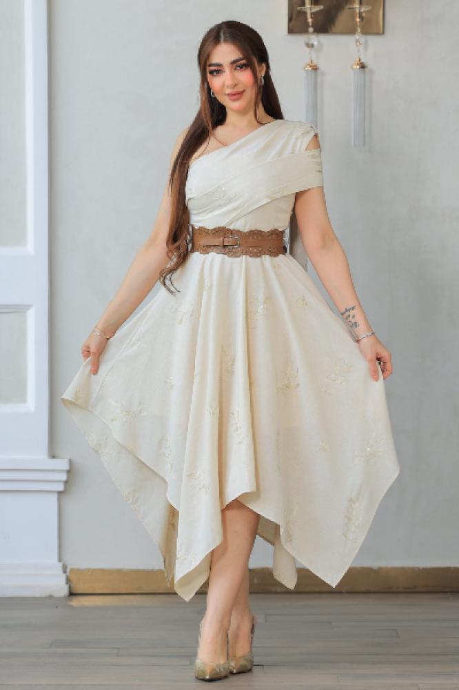 فستان كتان راقٍ بكتف مكشوف وقصة غير متماثلة