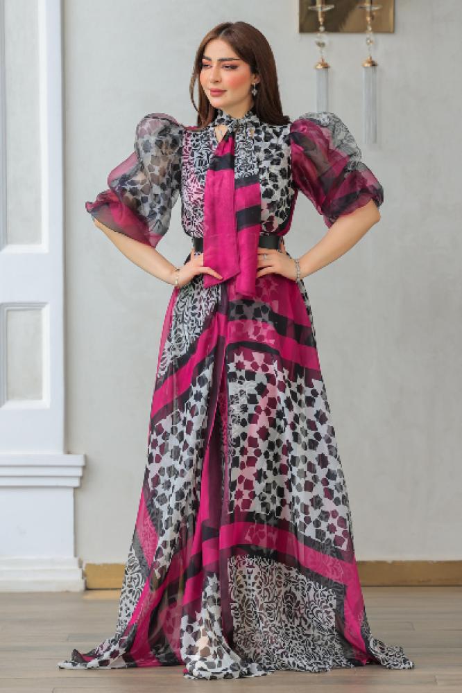 فستان أنيق يجمع بين الفخامة والعصرية مزين بنقوش هندسية