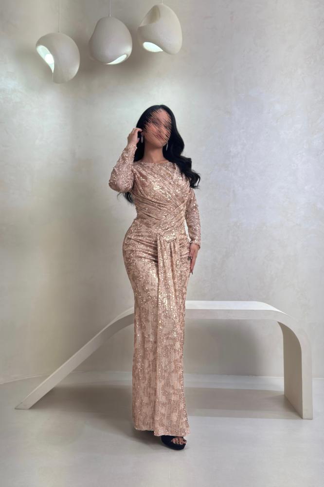 فستان ذهبي بتطريز لامع وتصميم ملفوف أنيق