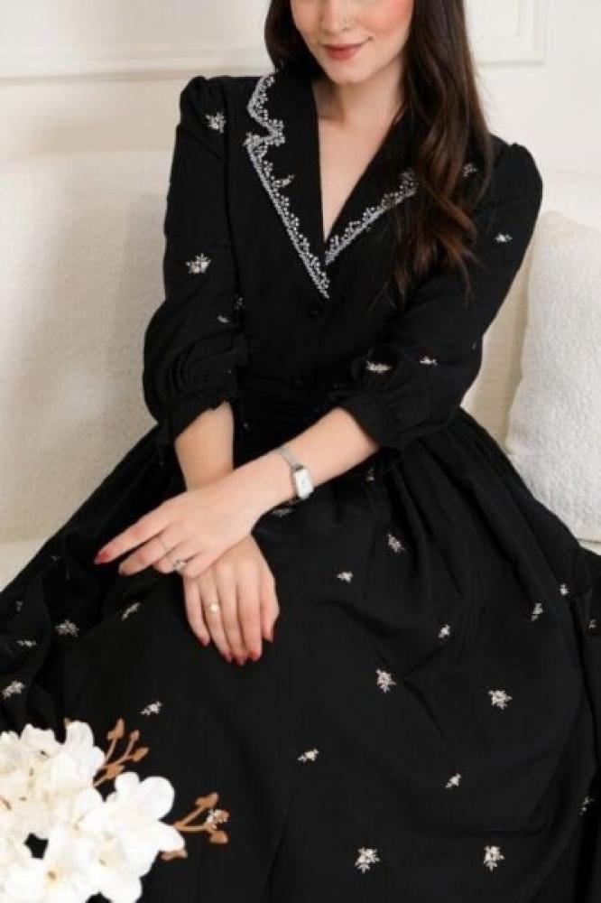 فستان ميدي بتطريز ناعم ولمسات كريستالية أنيقة