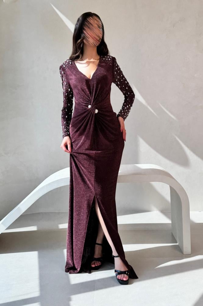 فستان سهرة عنابي بكم طويل مطرز بتفاصيل لؤلؤية مع فتحة