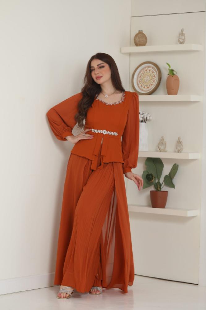 طقم بلوزة وبنطلون أنيق بتصميم راقي مع حزام