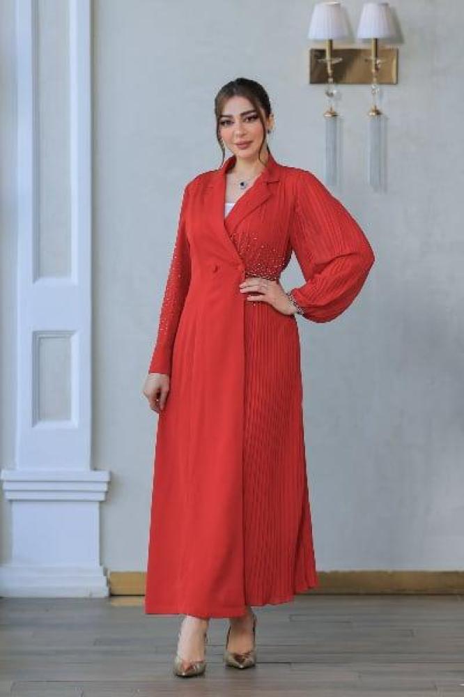 فستان كلاسيكي أنيق مع تفاصيل مطوية ولمسات كريستالية