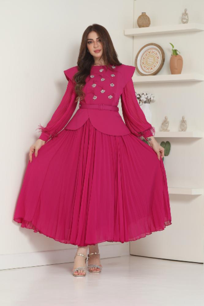 فستان طويل ساتر بكريستالات وحزام جلد للمناسبات