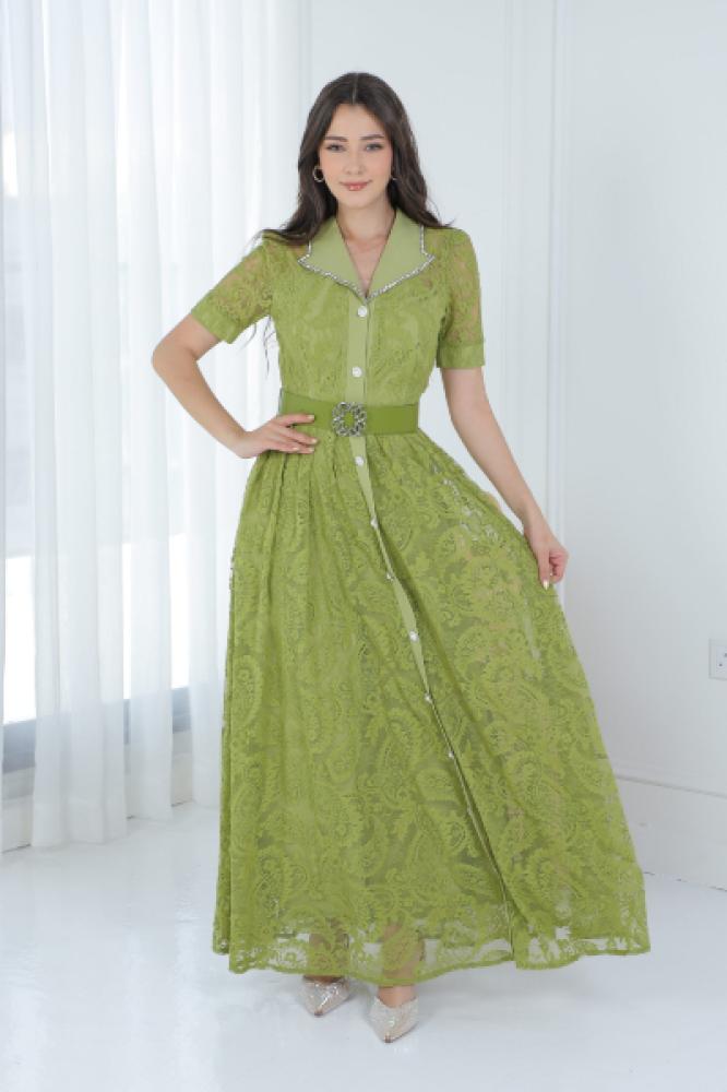 فستان دانتيل بياقة مطوية وأزرار طولية مع حزام جلد