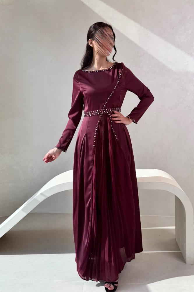 فستان عنابي بكم طويل مزين بالكريستالات
