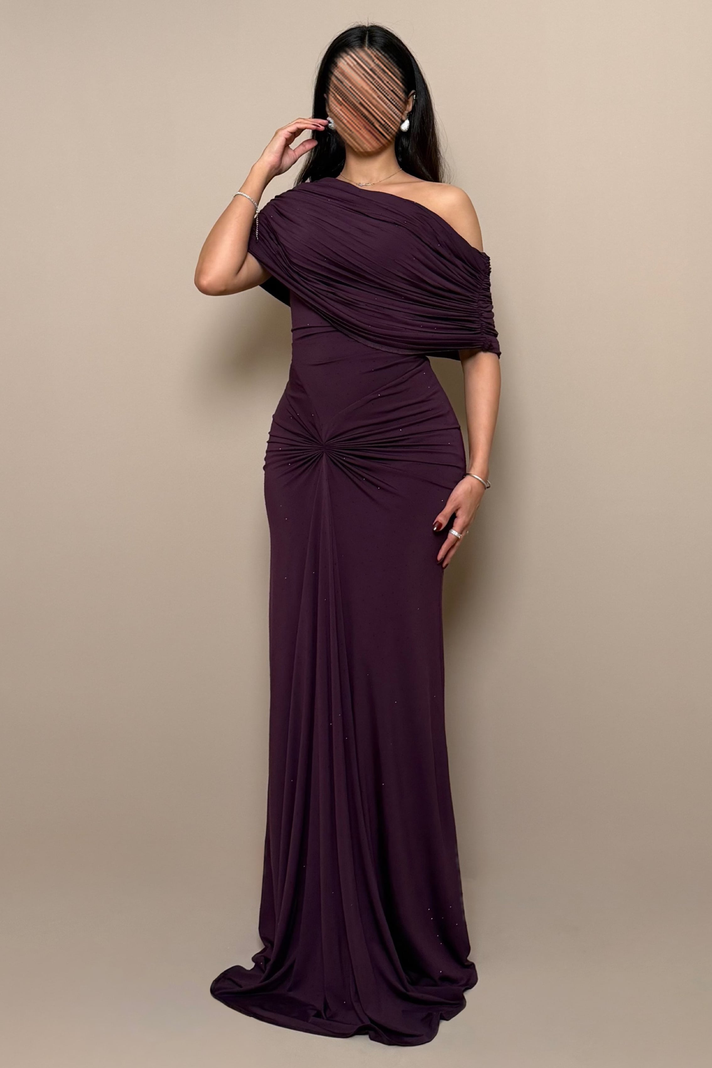 An elegant purple off-shoulder dress with side pleats and shimmering details. - An elegant purple off-shoulder dress with side pleats and shimmering details. -