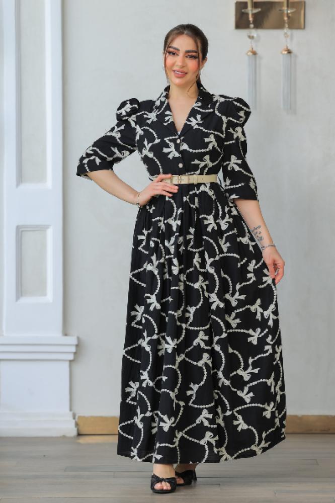 فستان أسود بياقة قميصية وأكمام بَف مع حزام جلد