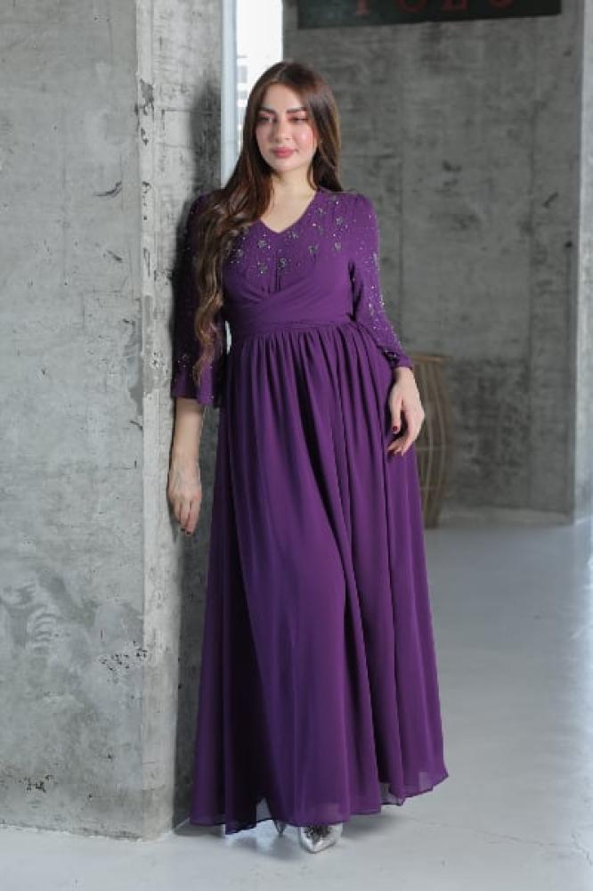 فستان طويل راقي مزين بالفصوص – لمسة فاخرة بإحساس ناعم