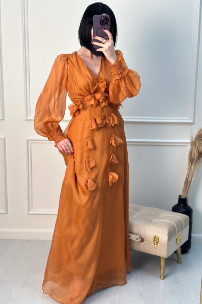 فستان طويل شيفون مزين بورود متناثرة أنيق