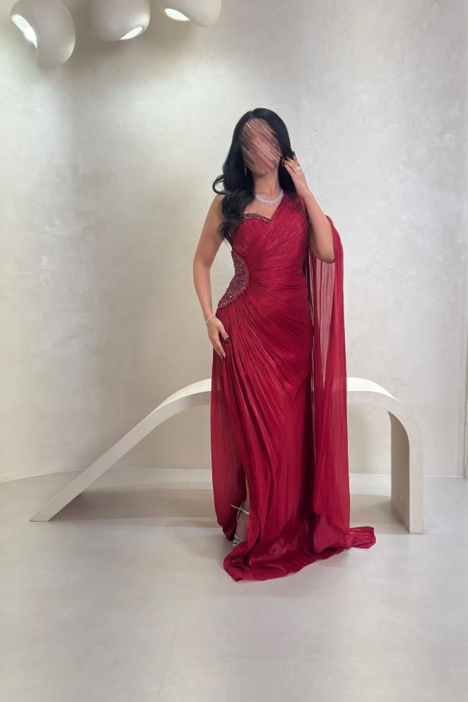 فستان أحمر بكتف واحد وتطريز جانبي فاخر