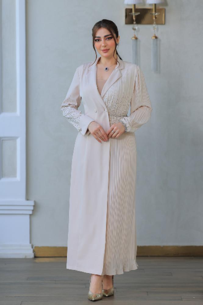 فستان كلاسيكي أنيق مع تفاصيل مطوية ولمسات كريستالية