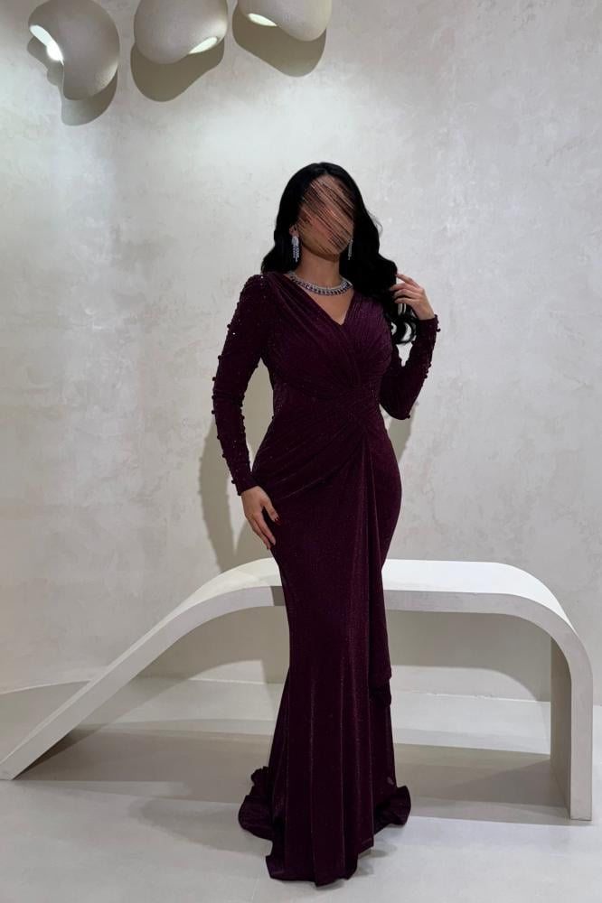 فستان سهرة عنّابي بلمعة ناعمة وأكمام مزخرفة