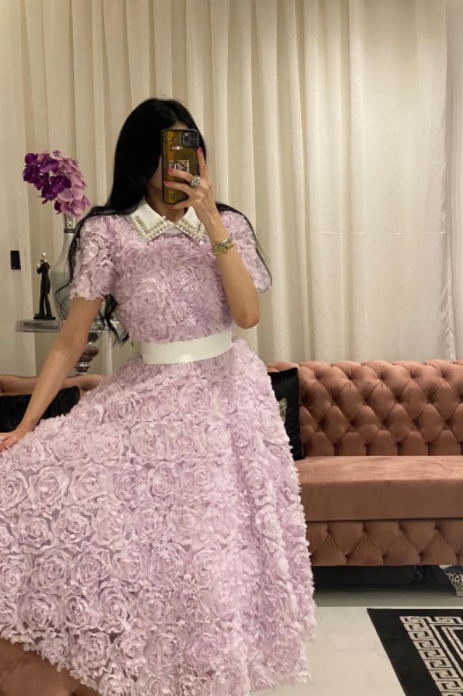 فستان ورود مميز بياقة وحزام أبيض أنيق