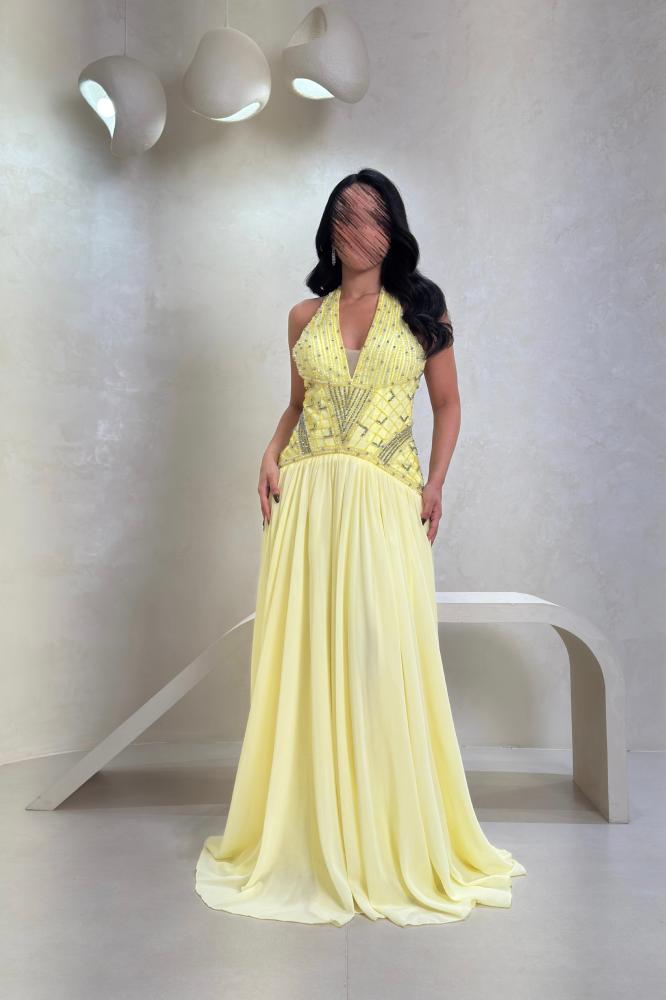 فستان أصفر بتطريز لامع بتصميم مفتوح من الرقبة