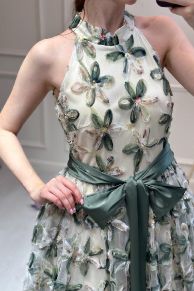 فستان طويل بتطريز ناعم وحزام أنيق