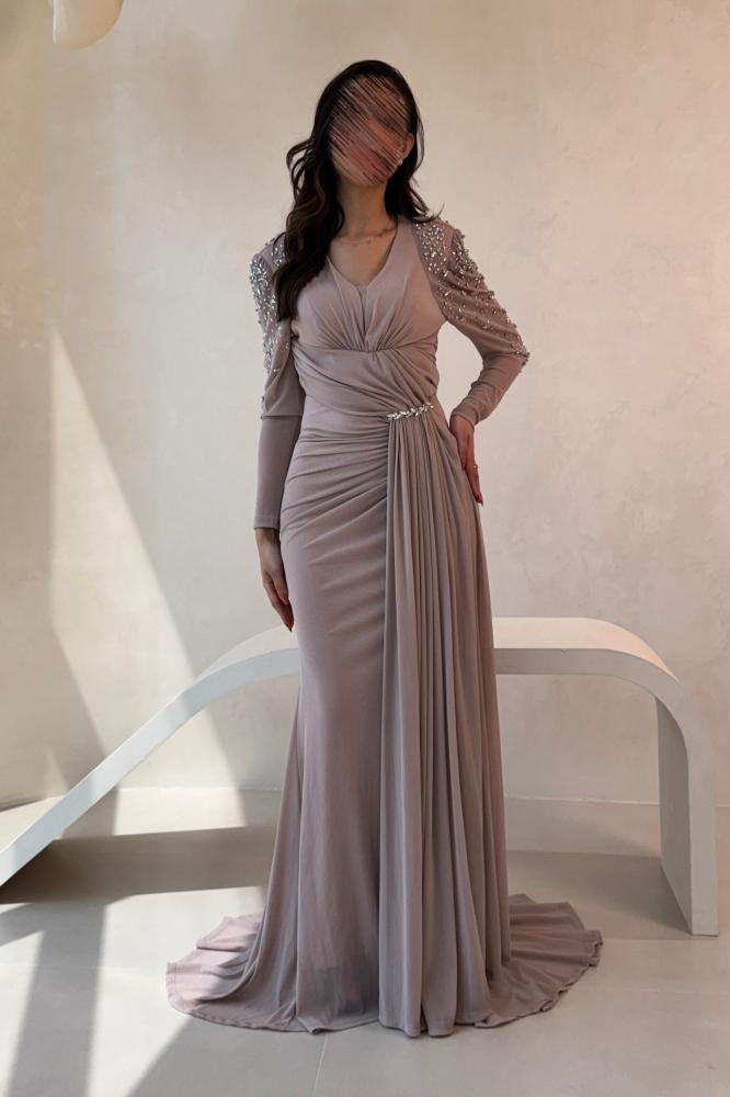 فستان سهرة لحمي فاتح مطرز بكم طويل مع كسرات أنيقة