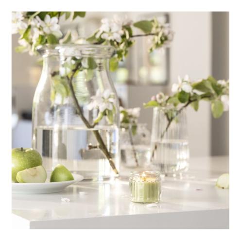 شمعة معطرة في كأس