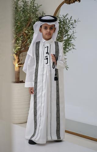 دقله نواف باللون اوف وايت وتطريز اسود
