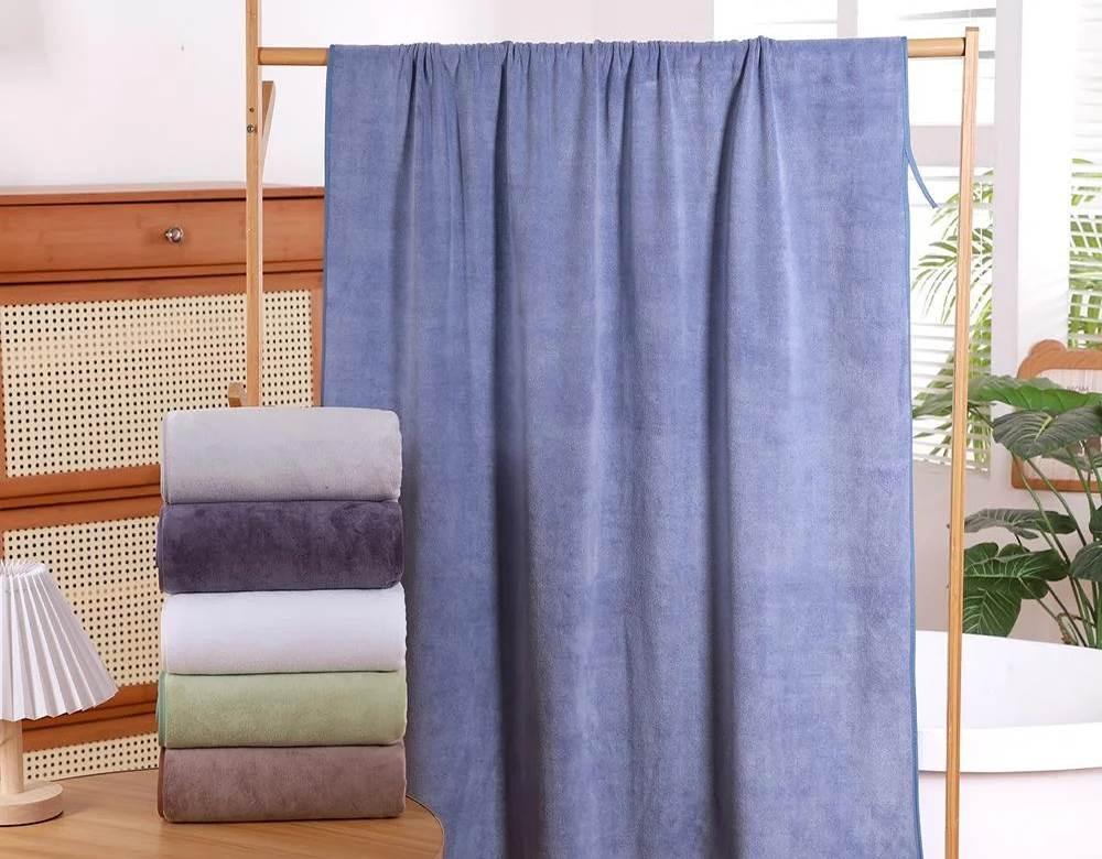 مناشف استحمام: قطنية أم مايكروفايبر أيهما الأفضل؟