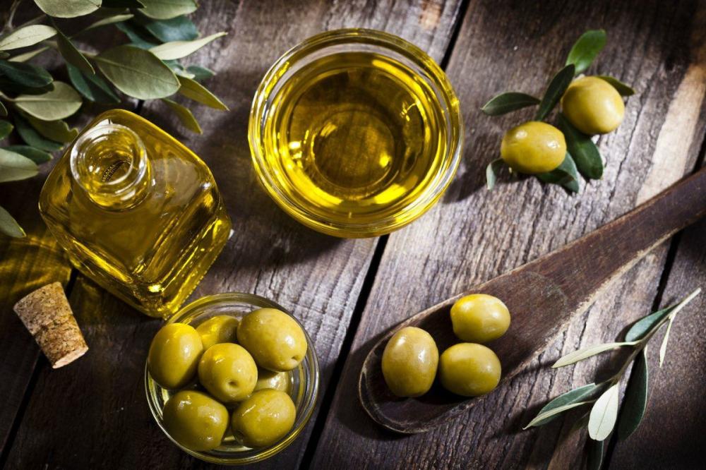 كيف اعرف ان زيت زيتون اصلي؟ 5 علامات تعرف عليها