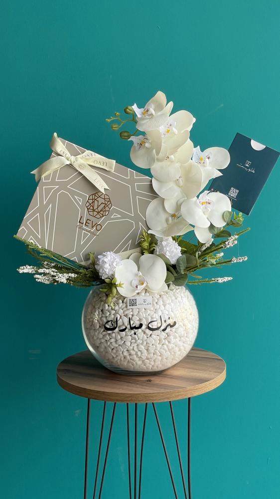 فازة بعبارة هديتك فازة ورد مع شوكليت