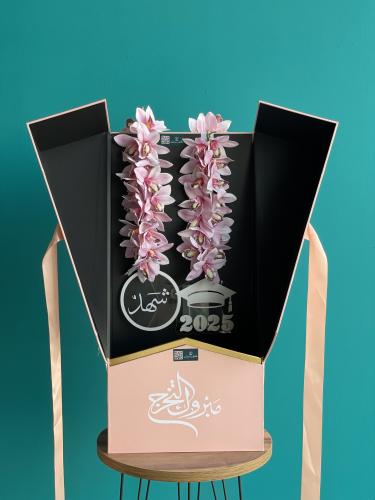 عقد تخرج ورد صناعي مع بكس مميز
