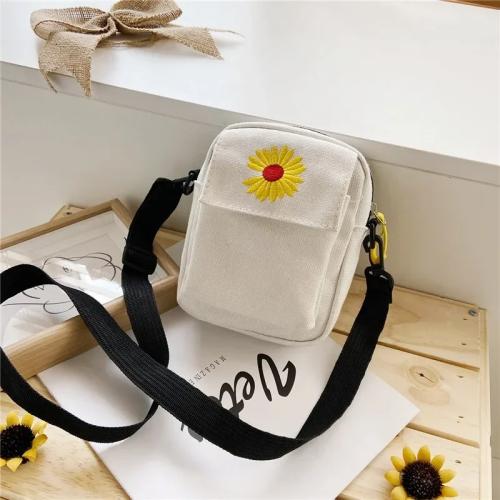 حقيبة crossbody مطرزة من القماش