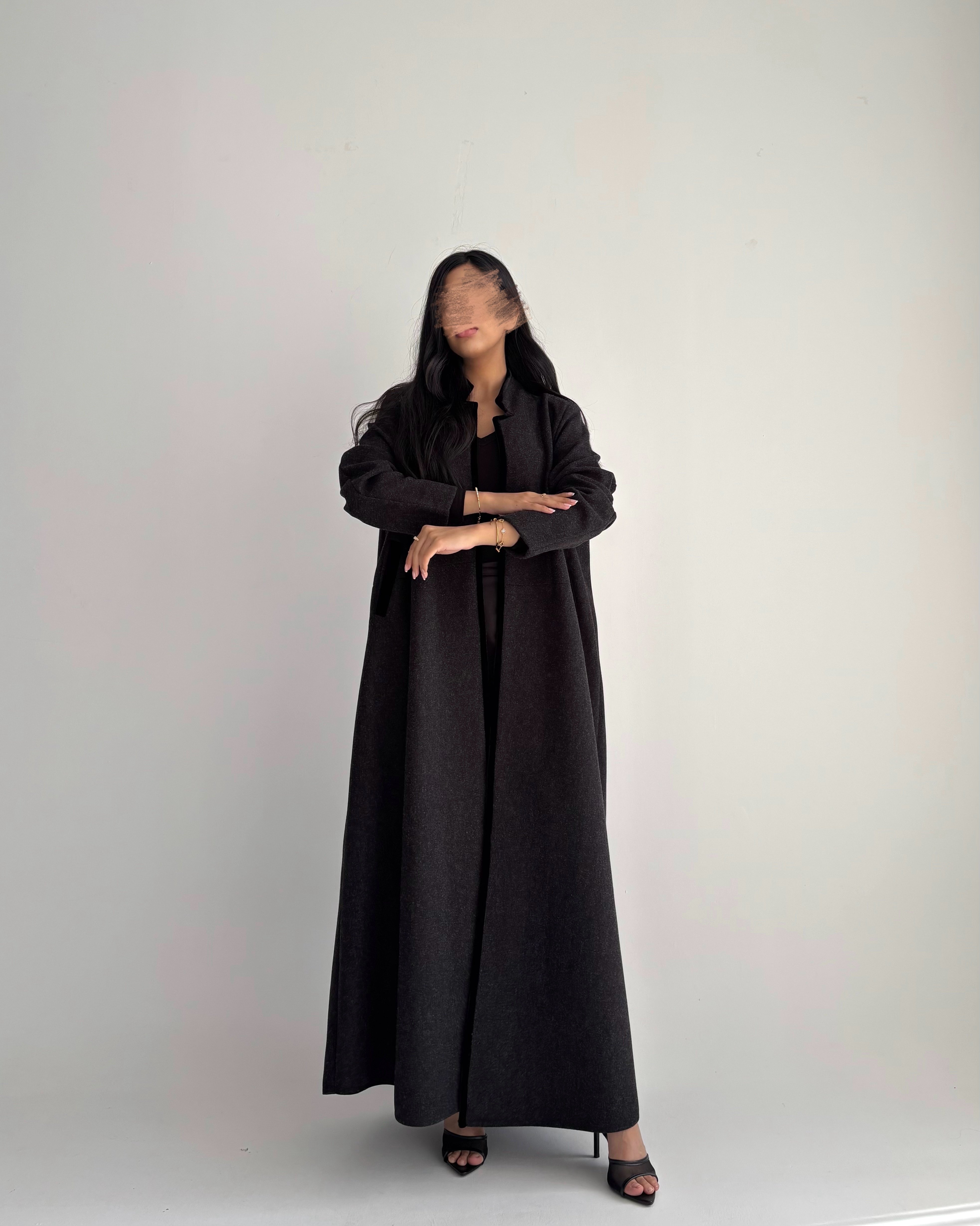 عباية شتوية جوخ بقيطان مخمل مع جيوب – لون أسود